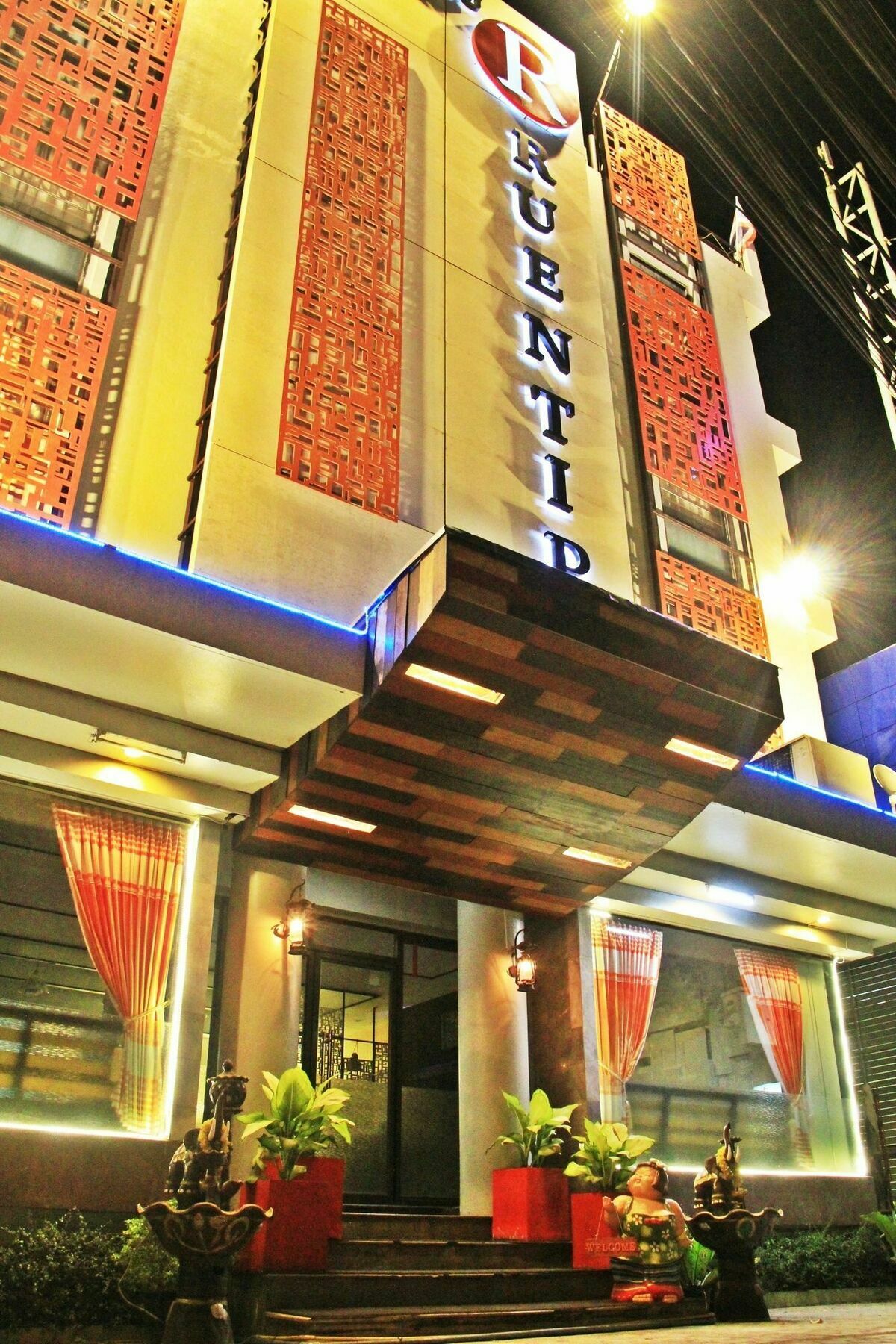 โรงแรมเรือนทิพย์ เชียงราย Ruean Tip Hotel Exterior foto